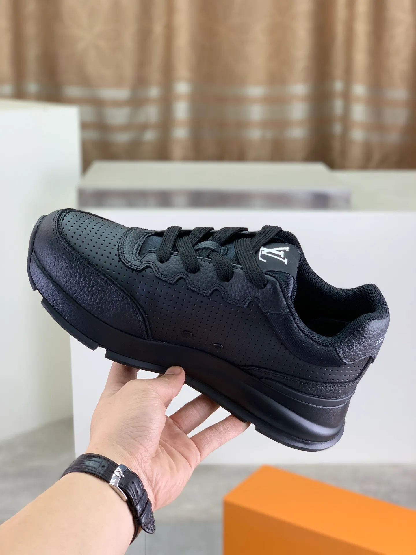 Factory price P700 💶 Top version [LOUIS VUITTON] Couple 🧑‍🤝‍🧑 Craftsman style Counter series (original order) New style 🍀LV Louis Vuitton - top version LV classic high-top trendy shoes! Made of imported original craft calfskin, original breathable lining, and original wear-resistant, lightweight, high-end TPU outsole! High quality products! 3️⃣ colors available, code numbers: female 35-39, male 39-44 (female 40, male 45 46 customized)
